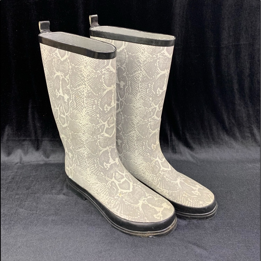 Austin size 8 previously loved rain boots